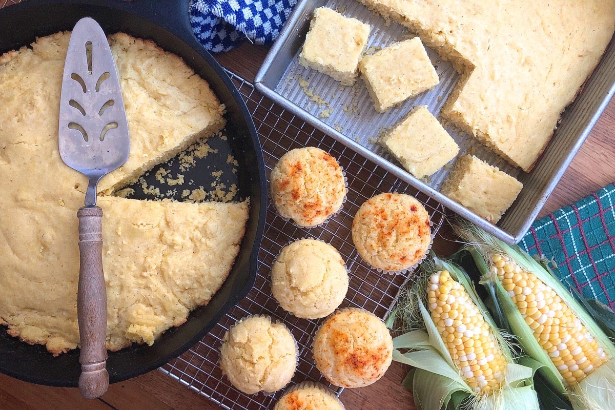 The Classics Cornbread Set: Muffin & Mini Cake | Lodge Cast Iron