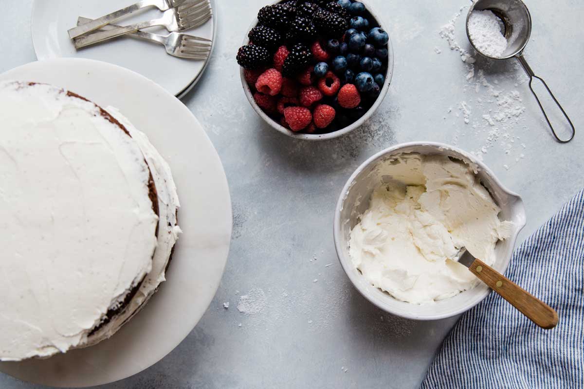 A Complete Beginner's Guide to Frosting Cakes