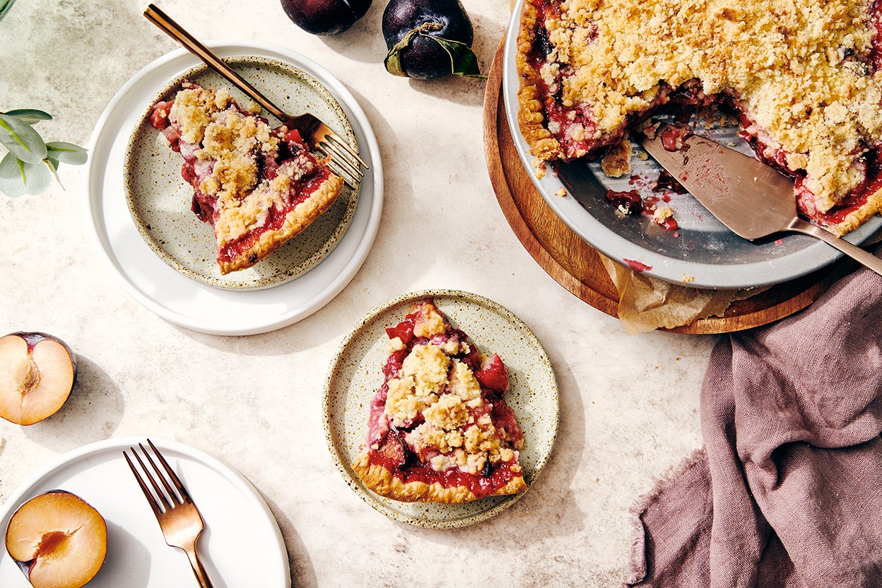 https://www.kingarthurbaking.com/sites/default/files/2022-09/gingered-plum-streusel-pie_0822.jpg