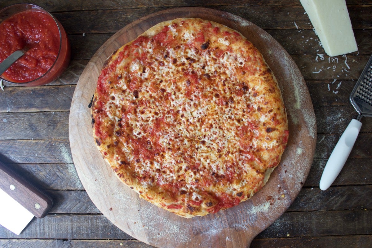 Cooking pizza on a Baking Steel