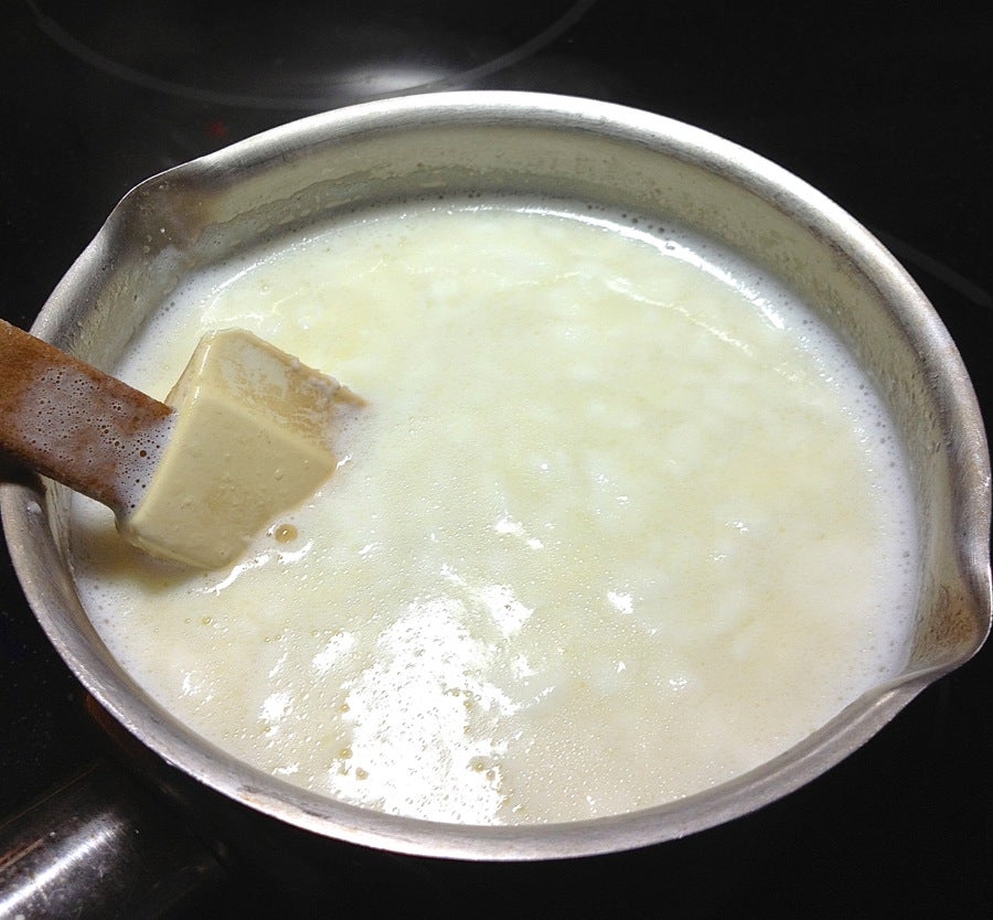 Молоко лук масло. Соус молочный с луком Субиз. Соус молочный сладкий. Густой молочный соус. Приготовление молочного соуса.