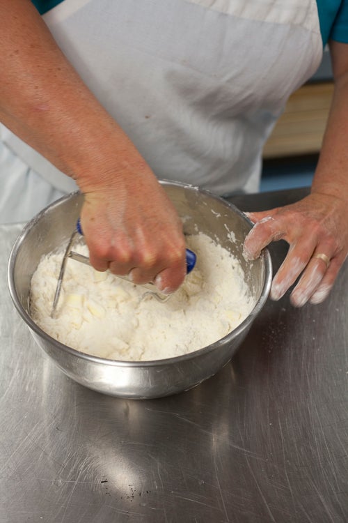 King Arthur Baking Company on Instagram: If you thought the easiest way to  transfer pie dough was to wrap it around a rolling pin, think again! See  our Baking School's preferred method