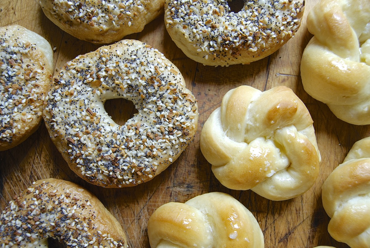 Everything bagels and garlic knots via @kingarthurflour