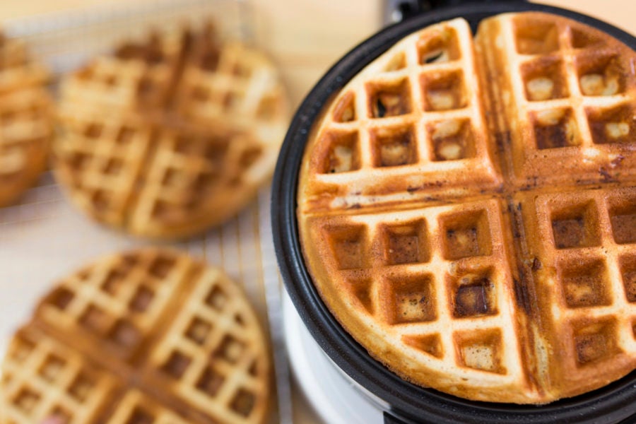 How-to-make-Maple-Bacon-Waffles via @kingartfhurflour