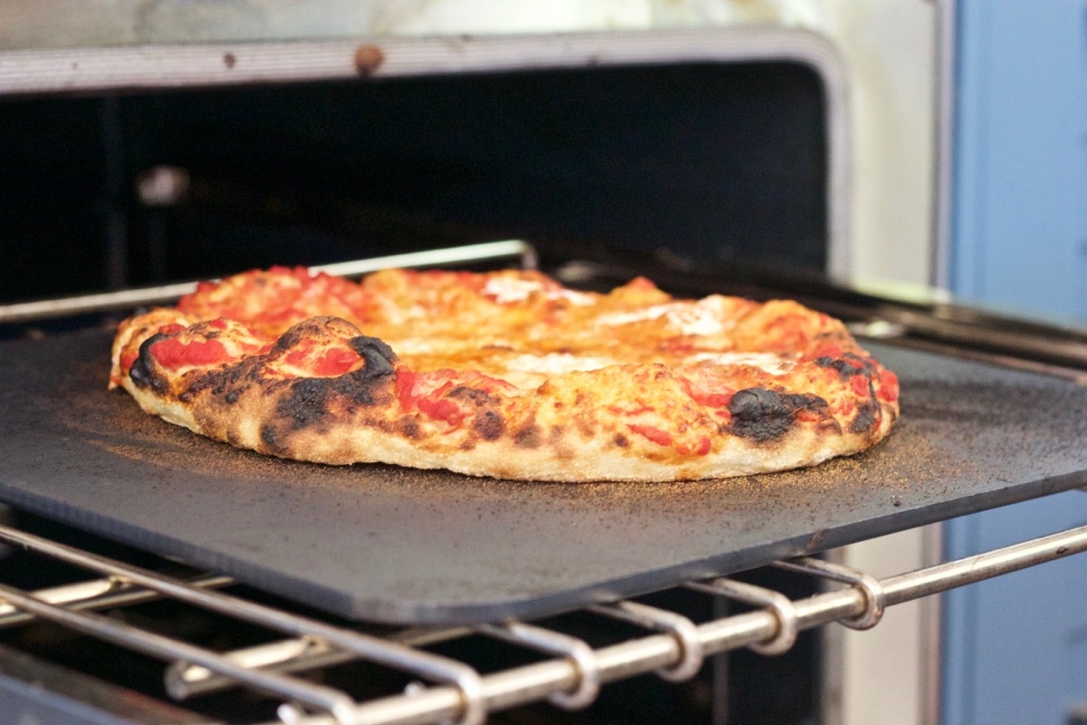 Cooking pizza on a Baking Steel