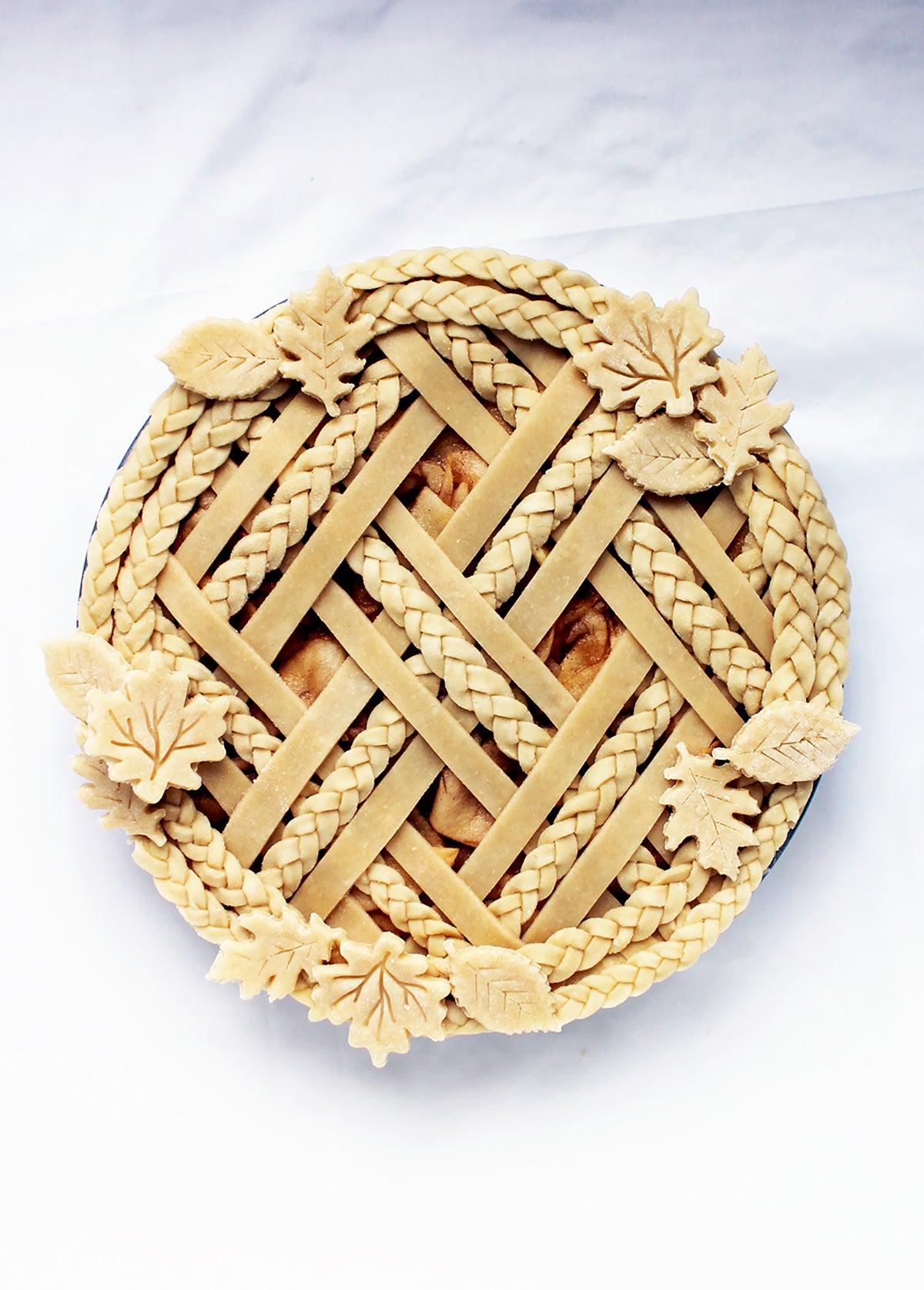 Decorative pie crust via @kingarthurflour