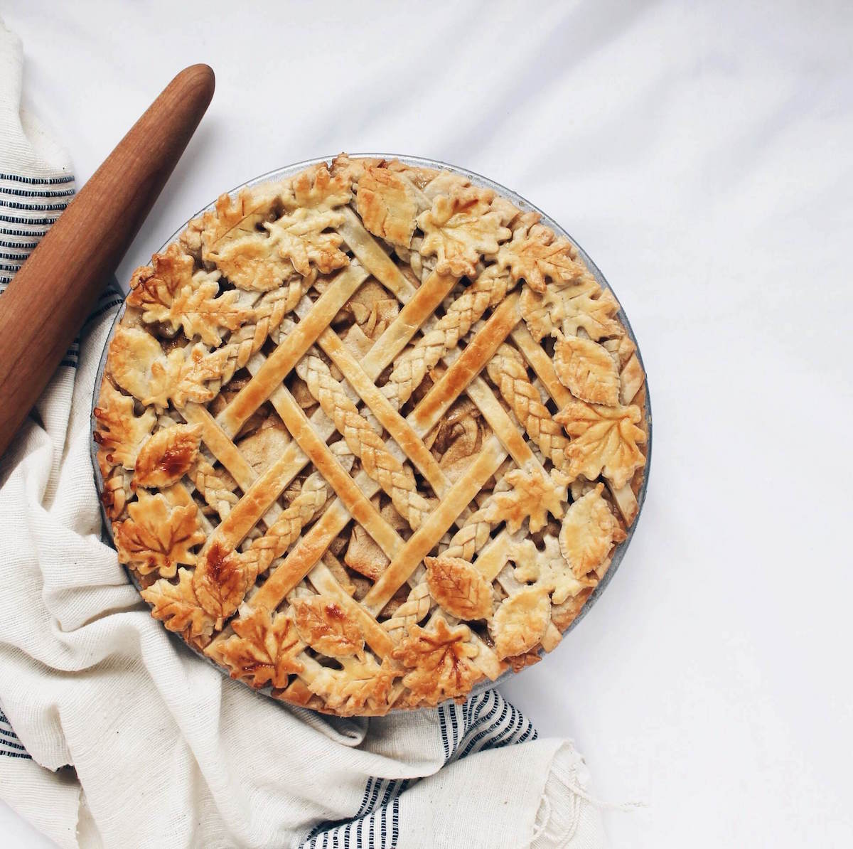 Decorative pie crust via @kingarthurflour