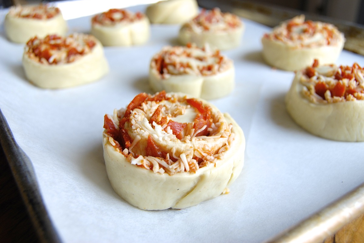 How to make Pizza Party Buns. Bakealong via @kingarthurflour
