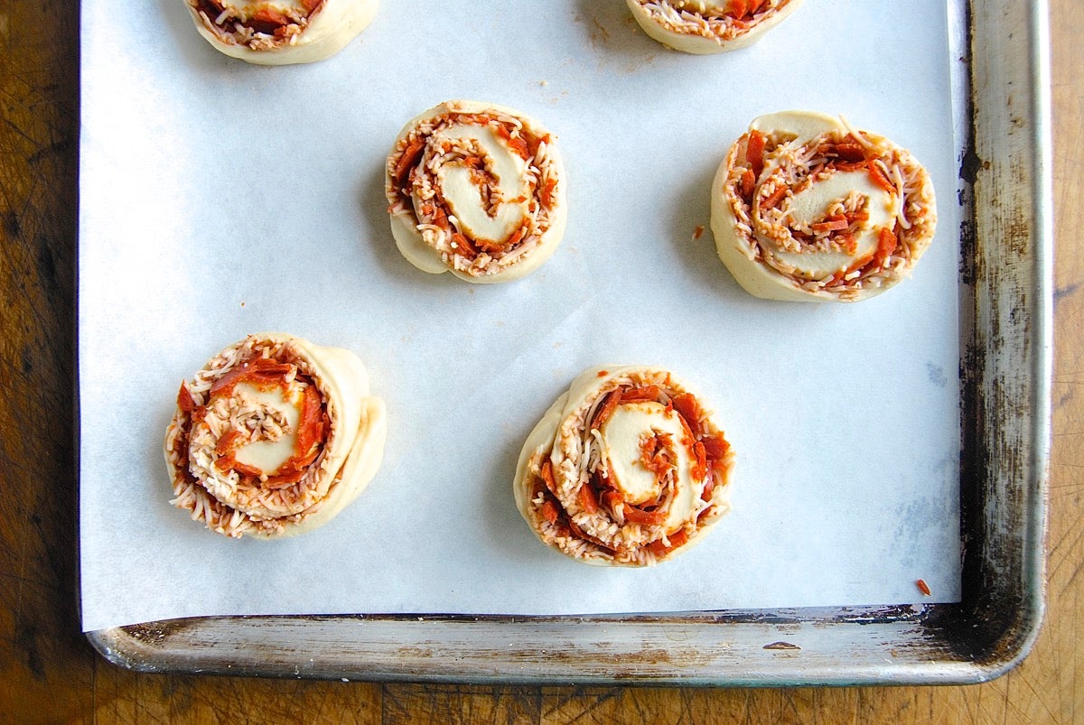 How to make Pizza Party Buns. Bakealong via @kingarthurflour