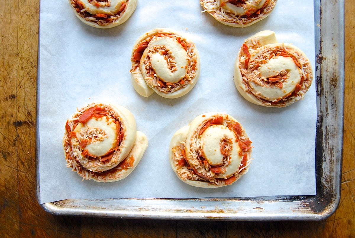 How to make Pizza Party Buns. Bakealong via @kingarthurflour