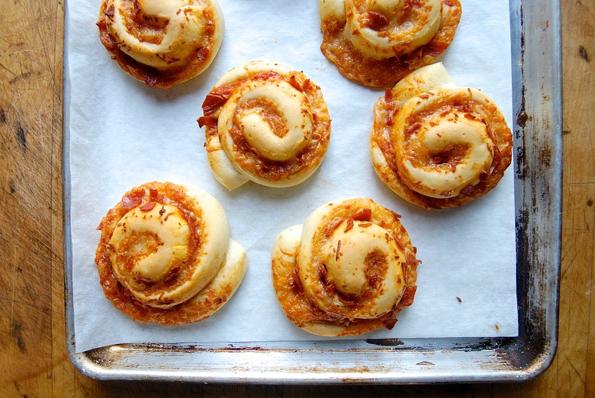 How to make Pizza Party Buns. Bakealong via @kingarthurflour