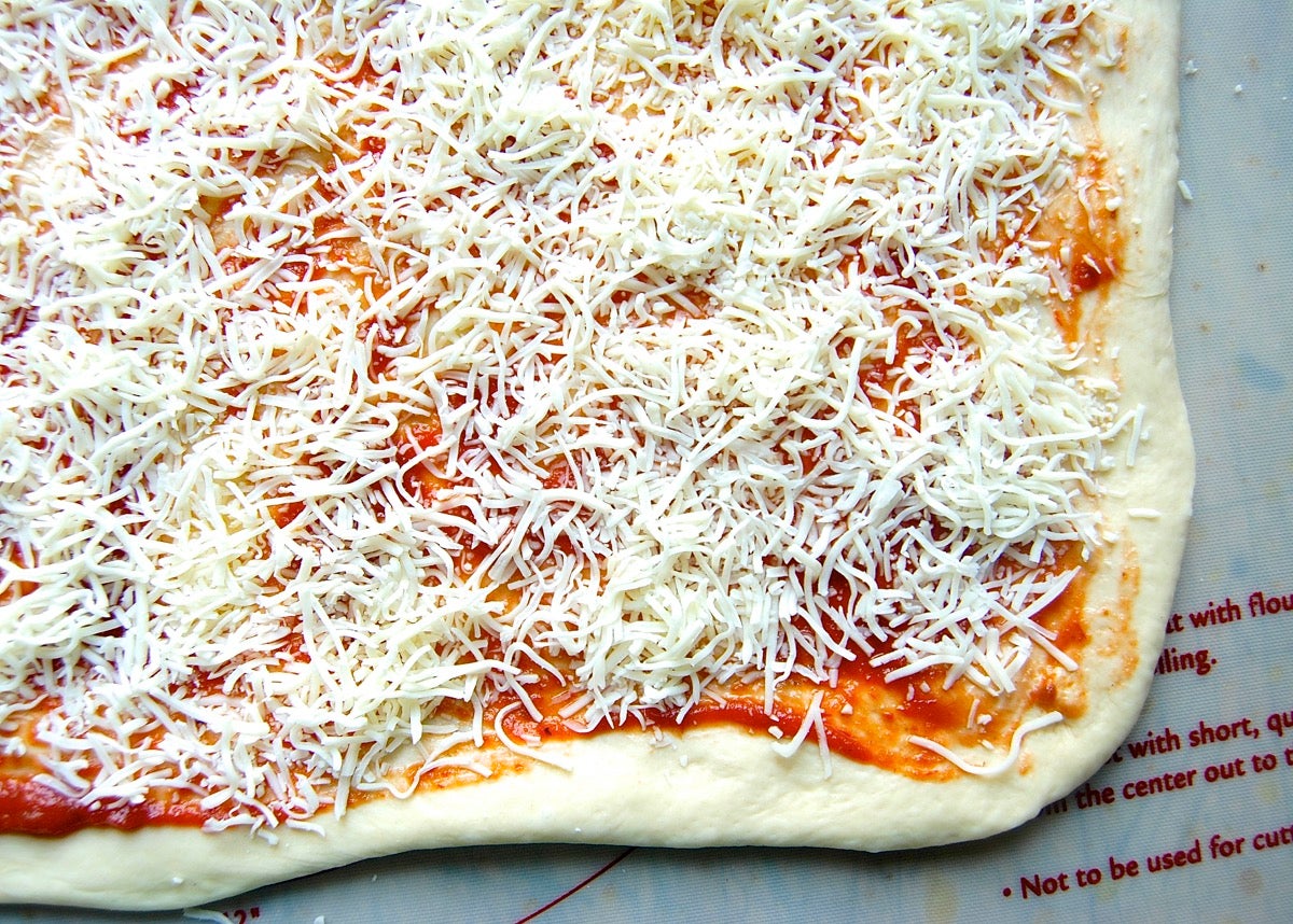 How to make Pizza Party Buns. Bakealong via @kingarthurflour