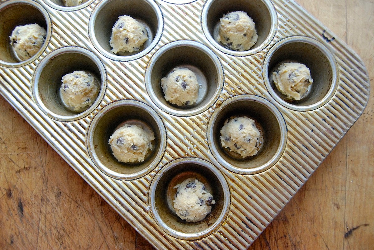 Muffin Pan Chocolate Chip Cookies via @kingarthurflour