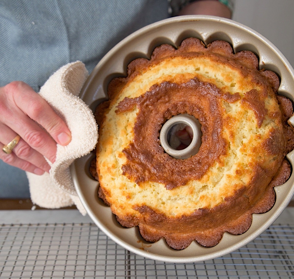 Webake 4 inch nonstick bunting pan cabon steel baking mini bundt cake