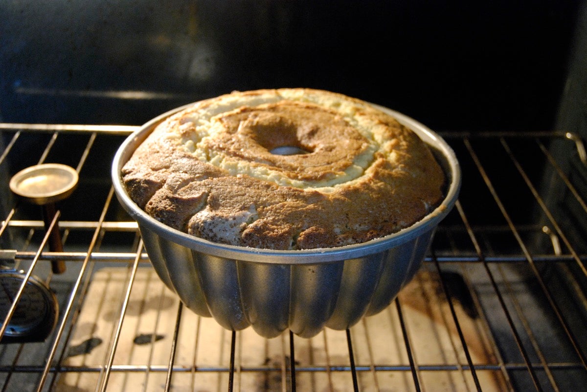 Pan for 9 mini bundt cakes