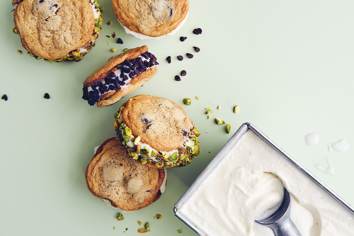 cookies and cream ice cream sandwiches via @kingarthurflour