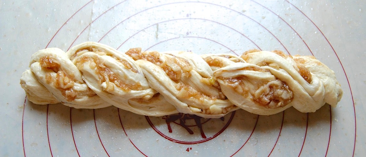 Cinnamon-Apple Twist Bread Bakealong via @kingarthurflour