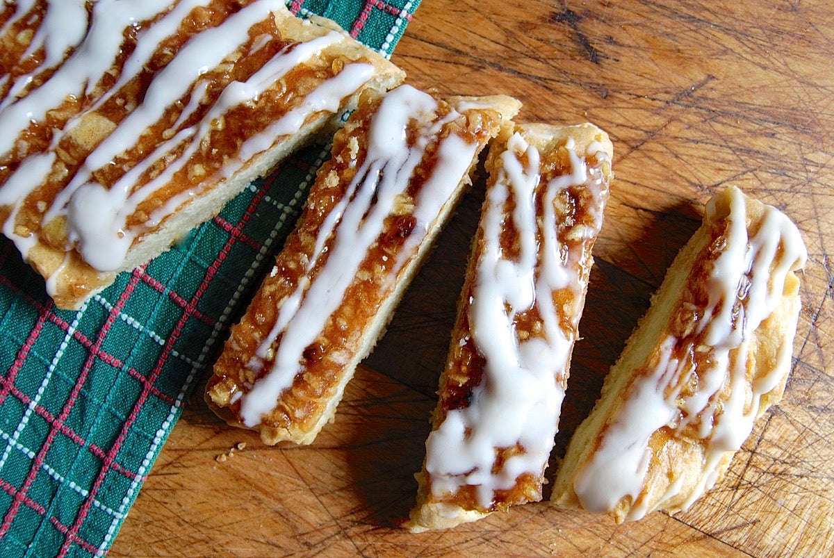 Cinnamon-Apple Twist Bread Bakealong via @kingarthurflour