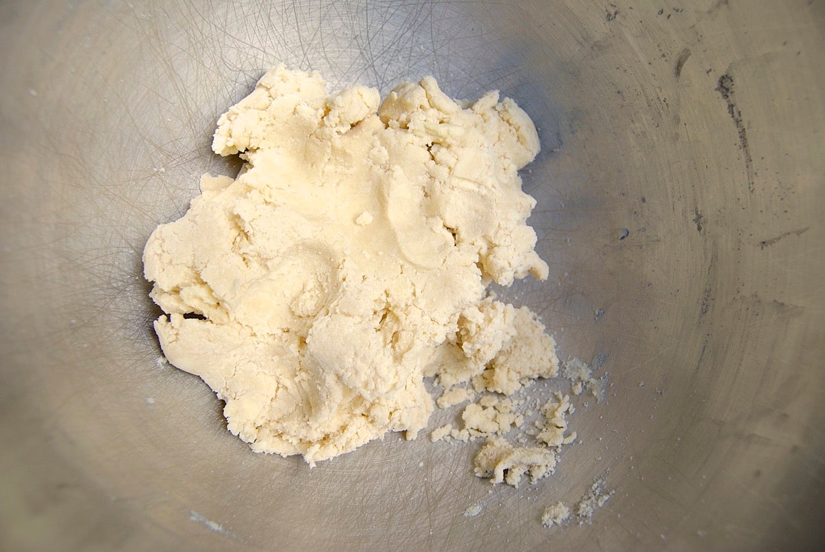 How to Prevent the Gap in Pie Crust via @kingarthurflour