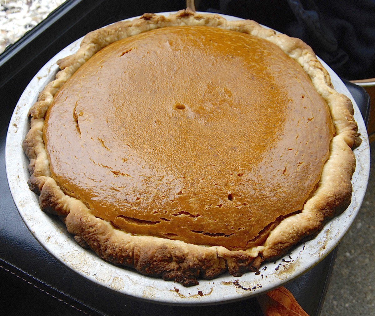How to keep pumpkin pie from cracking via @kingarthurflour
