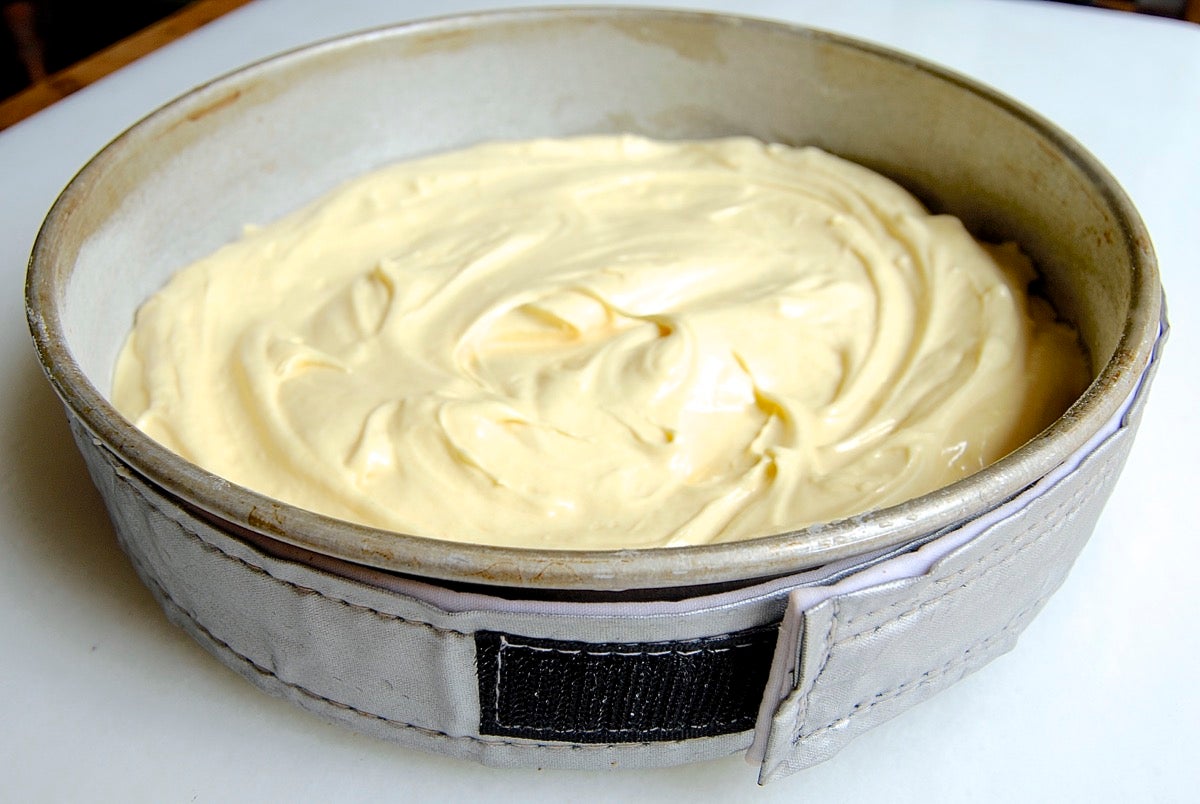 Bake Cake Evenly via @kingarthurflour