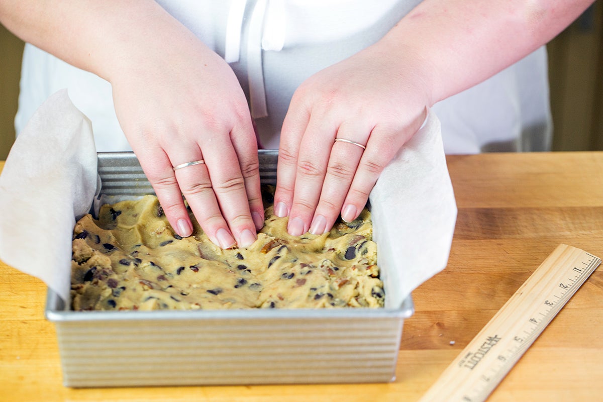 How to make cookie bars via @kingarthurflour