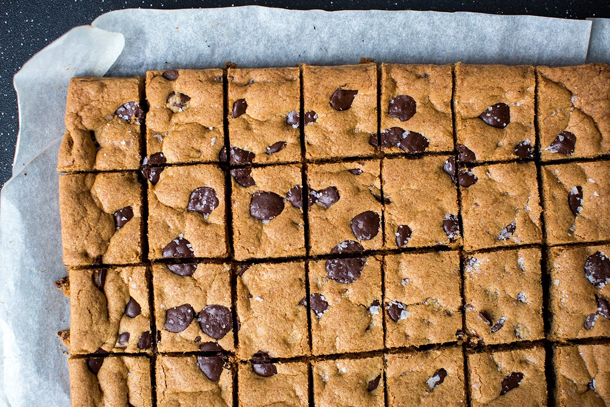 How to make cookie bars via @kingarthurflour