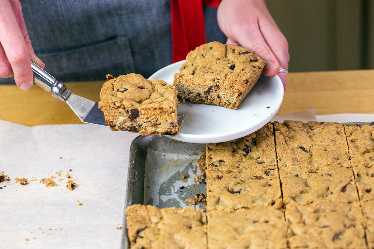 How to make cookie bars via @kingarthurflour