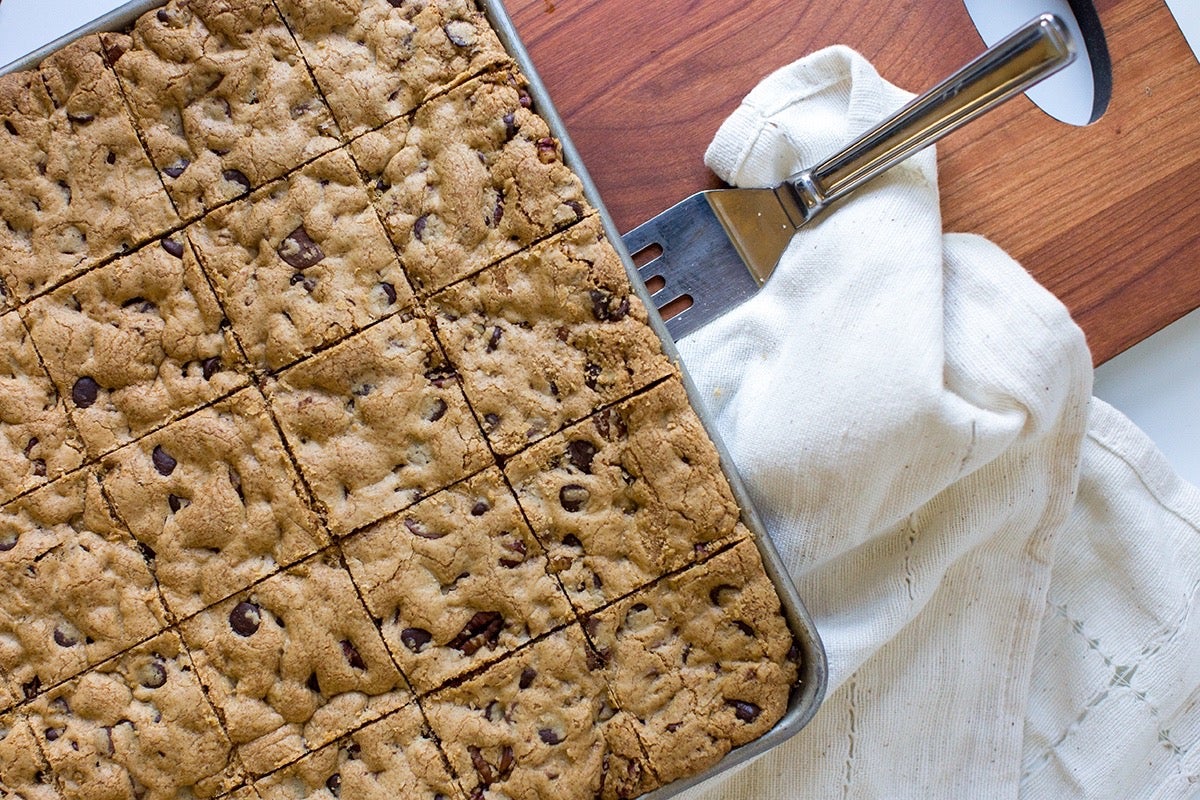 How to make cookie bars via @kingarthurflour