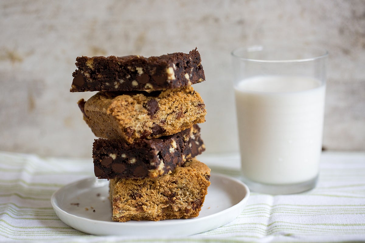 How to make cookie bars via @kingarthurflour