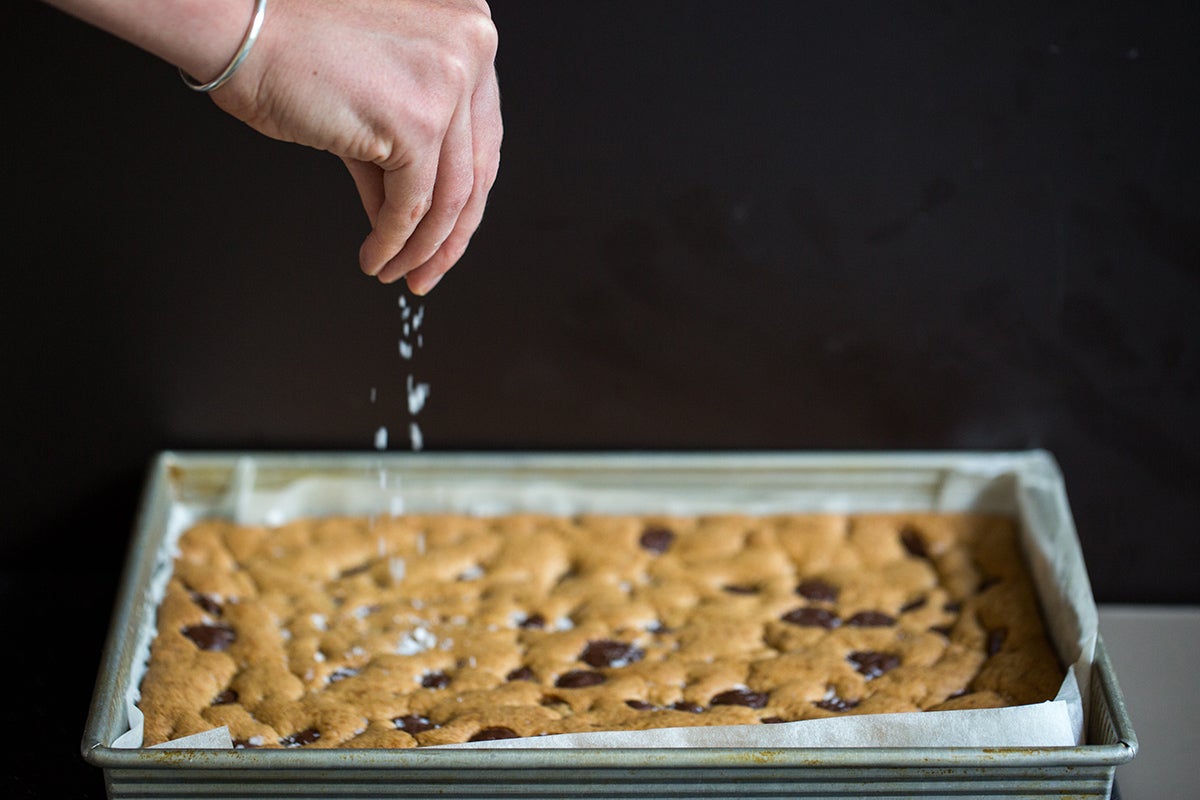 How to make cookie bars via @kingarthurflour