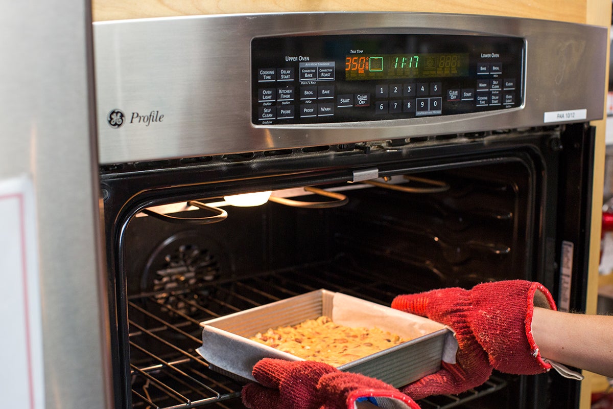 How to make cookie bars via @kingarthurflour