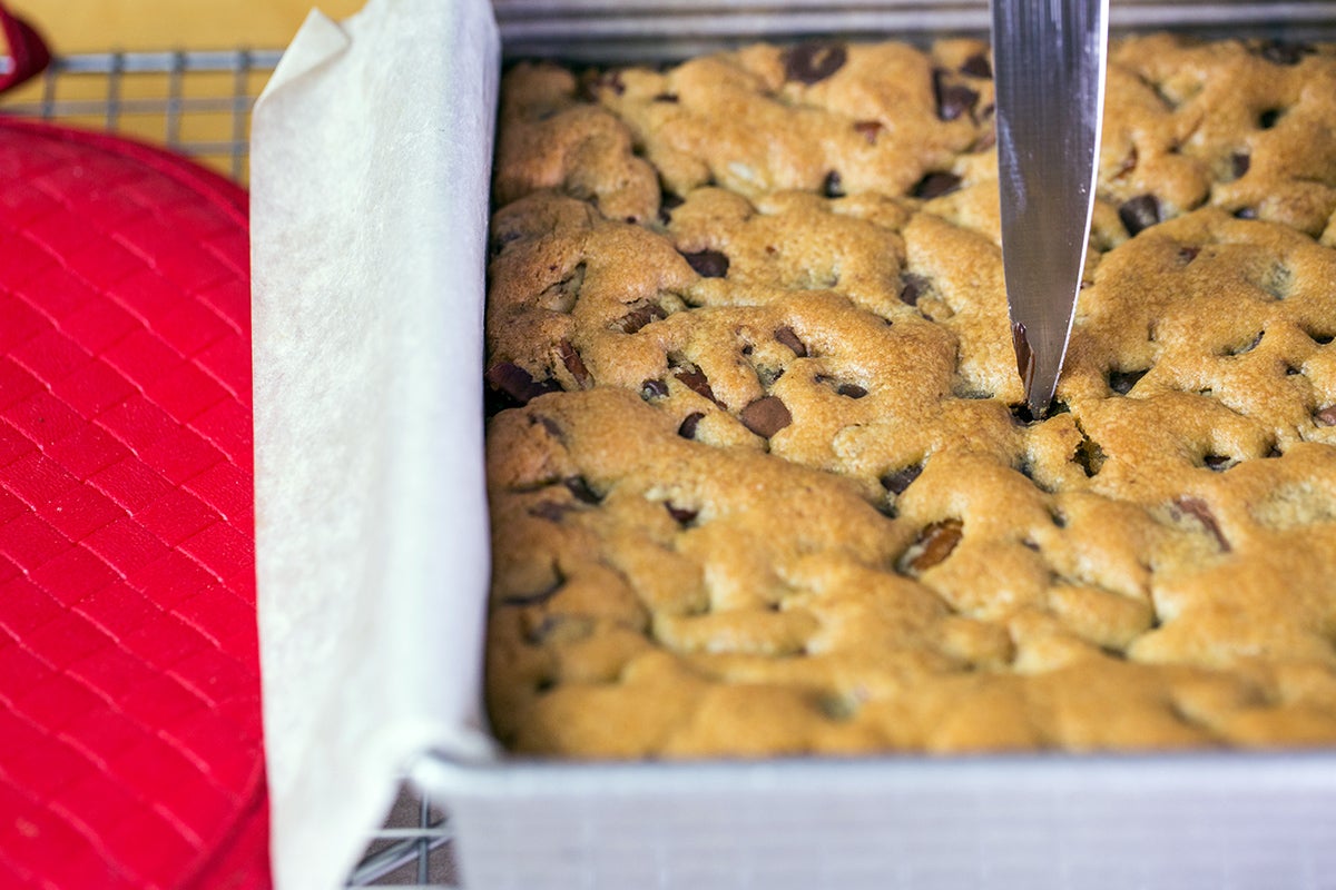 How to make cookie bars via @kingarthurflour