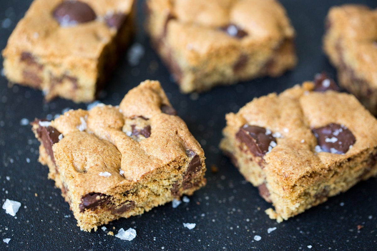 How to make cookie bars via @kingarthurflour