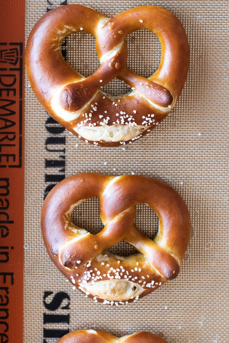 An experiment in pretzel rolls. Lye on left, baking soda on the right.  Conclusion: use lye. : r/Breadit