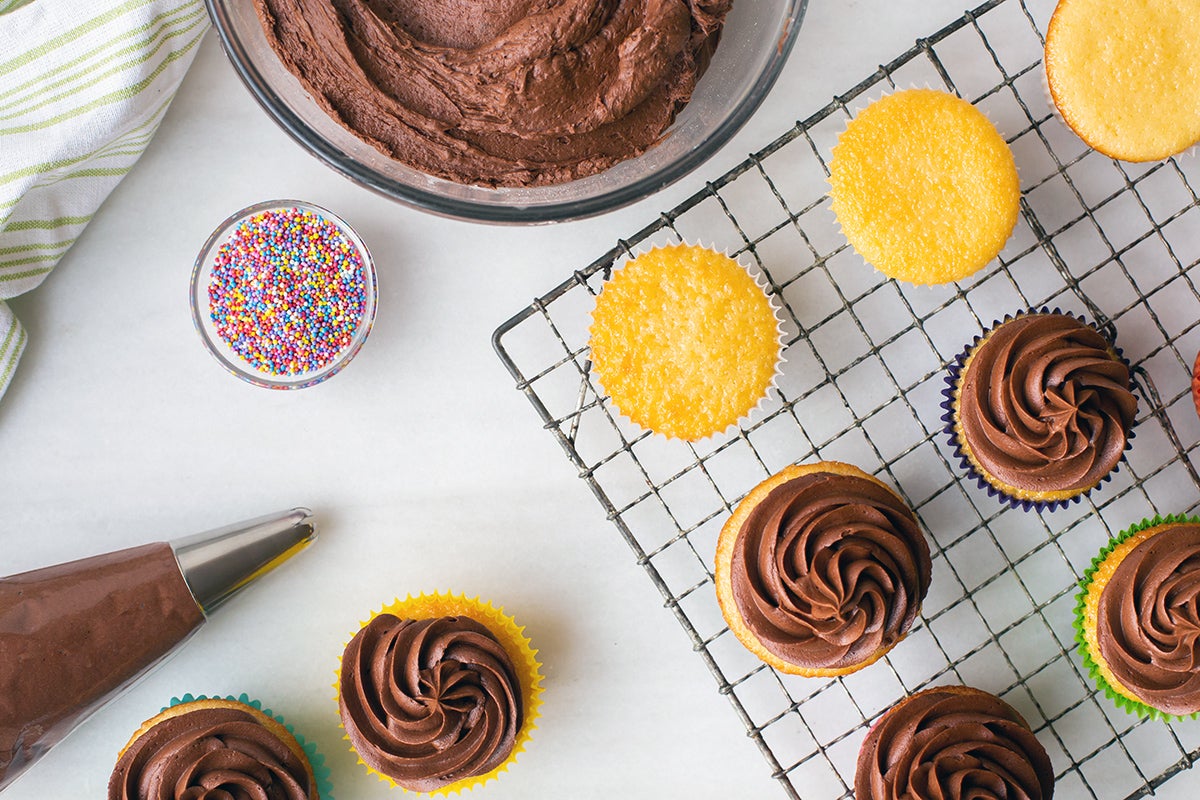 How to convert cake to cupcakes via @kingarthurflour