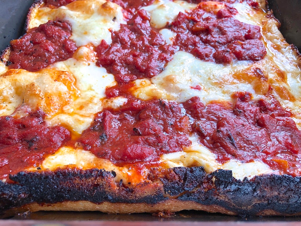 A pair of pan pizza recipes via @kingarthurflour