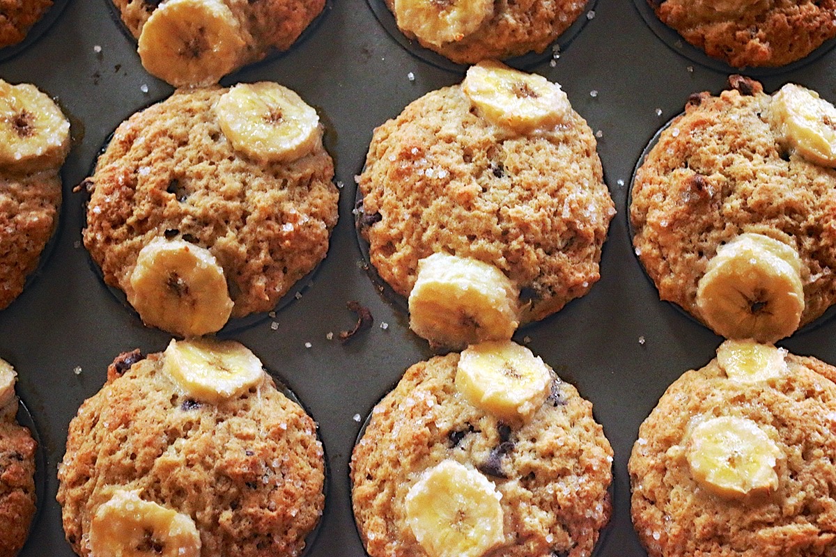 Banana muffins with sliced bananas bake don top, slid off to the sides.