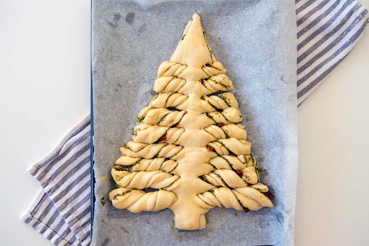 https://www.kingarthurbaking.com/sites/default/files/inline-images/Christmas%20tree%20bread%2012_0.jpg