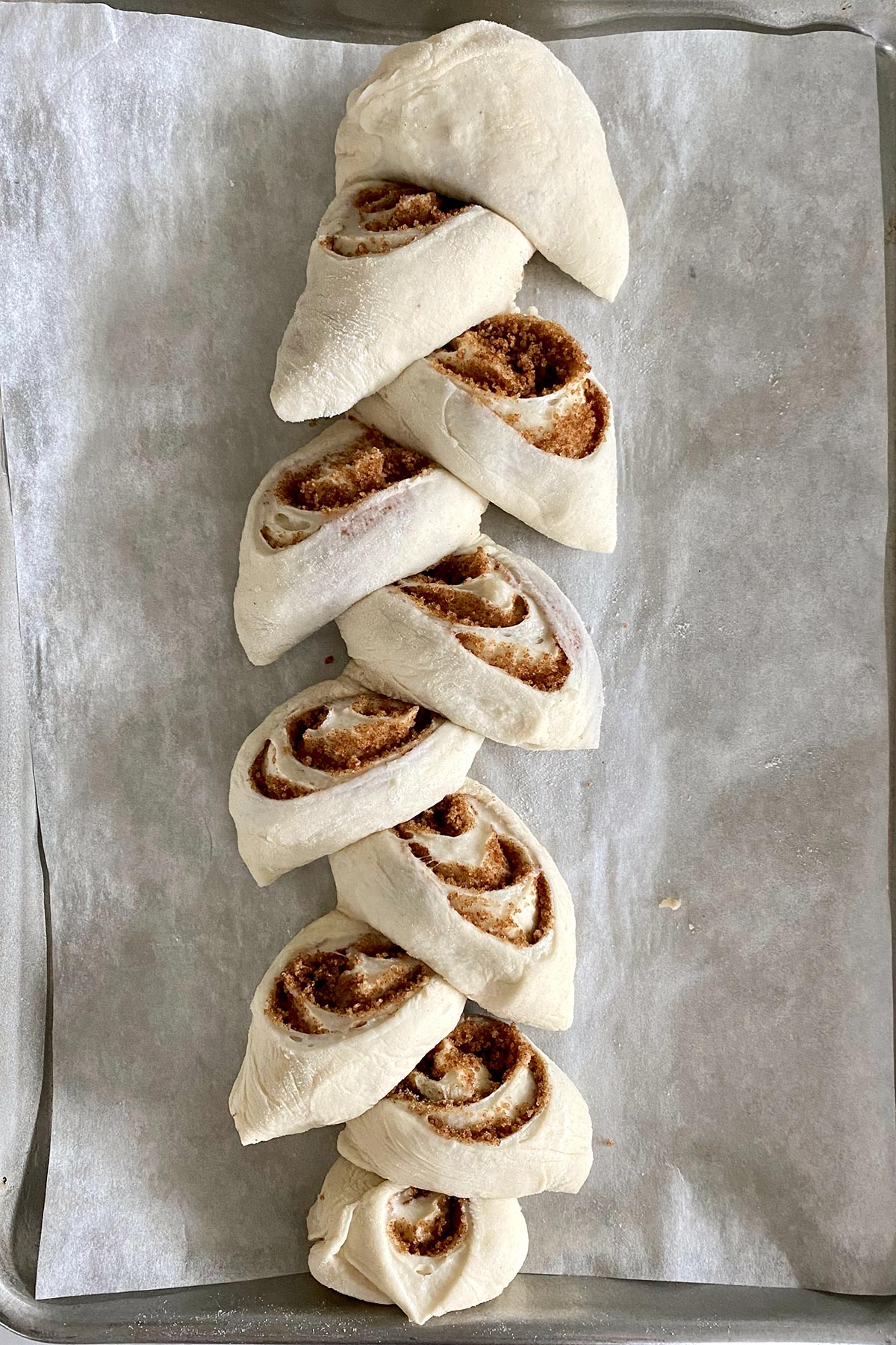 A log of cinnamon roll shaped like an epi de ble