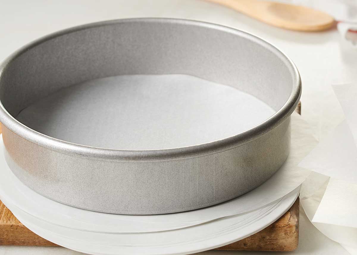 Round cake pan with parchment