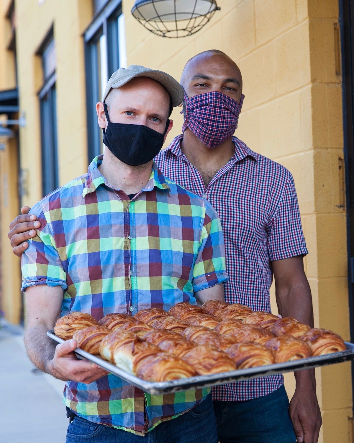 LA Bakers Donate Hundreds of Bread Loaves to Charities