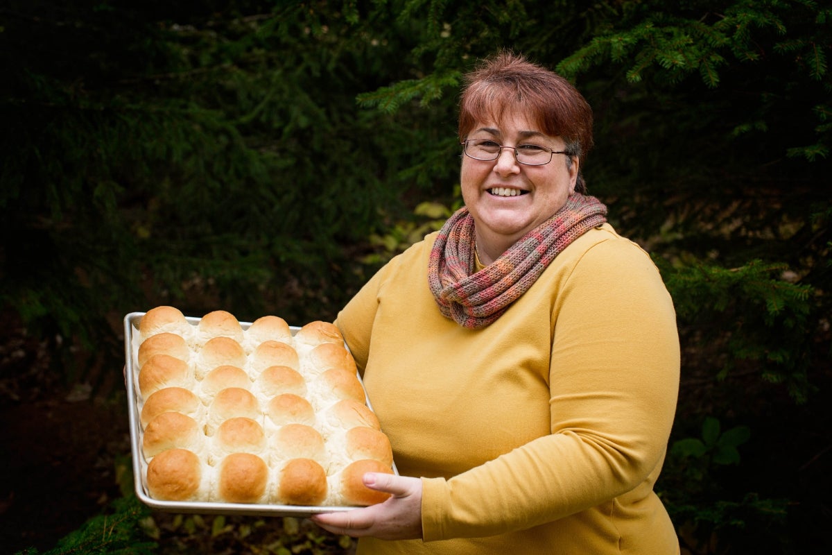  MaryJane sosteniendo un lote de rollos