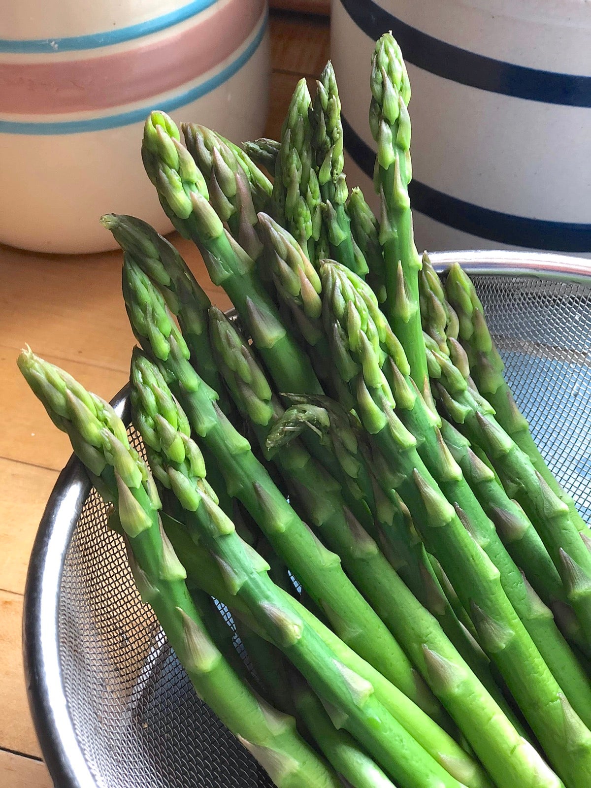 Cut afresh sparagus in a colander