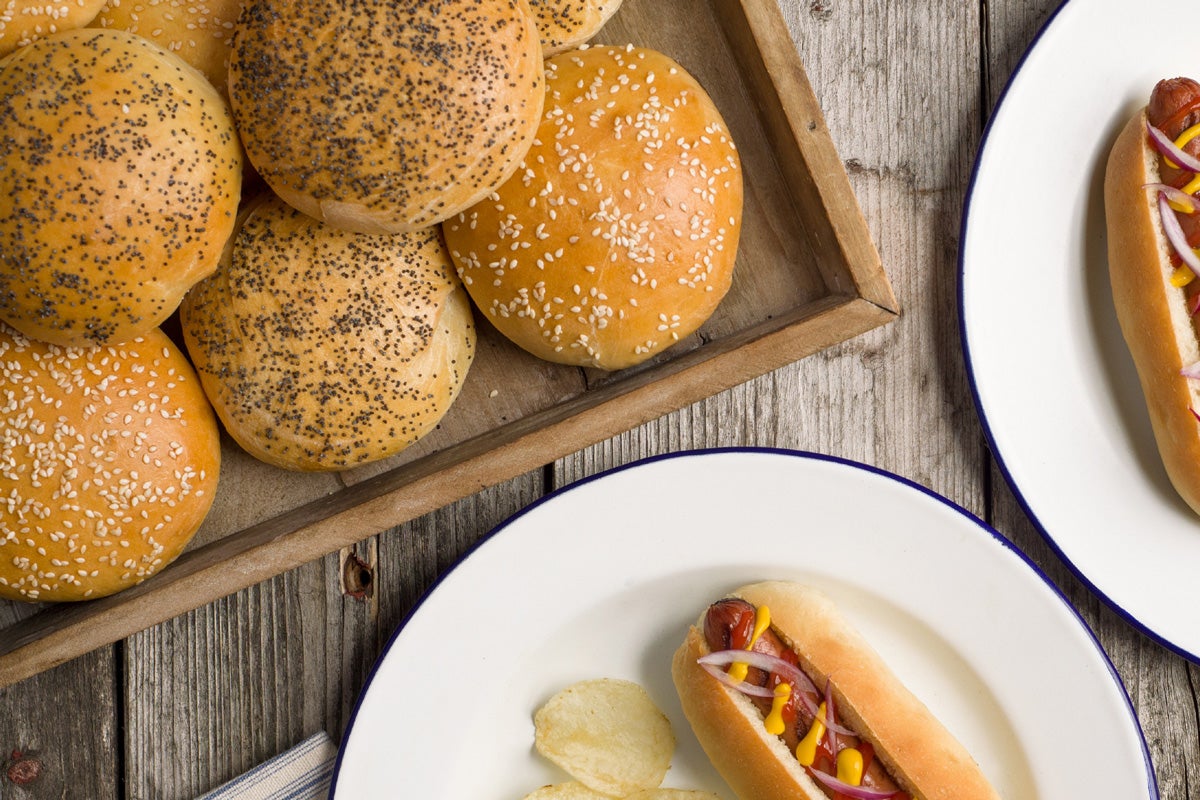 Domácí bulky na hamburgery a hot dog buchty, naplněné a připravené ke konzumaci