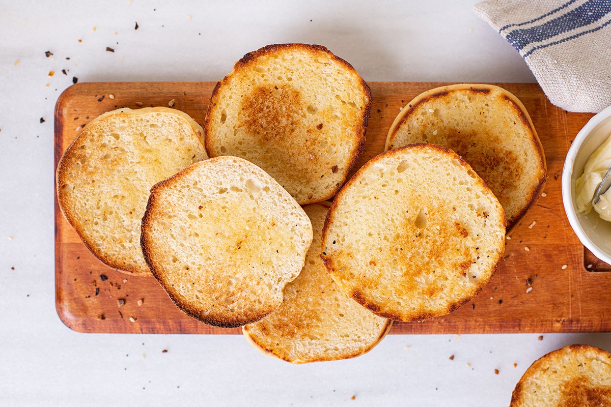 Bollos de hamburguesa caseros con mantequilla y tostados en un plato