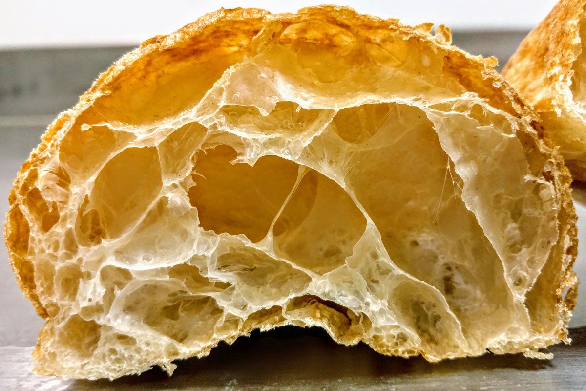 Pan de cristal interior with large aggregates
