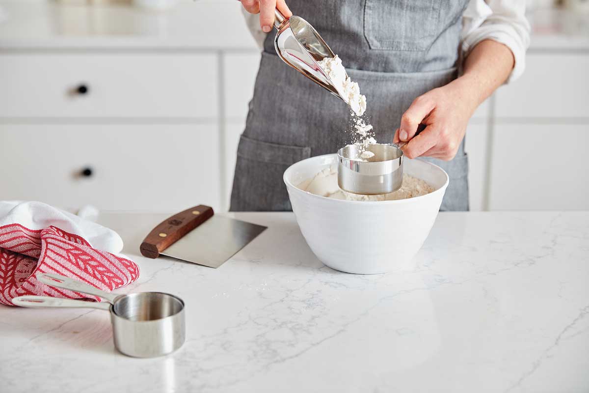 Sprinkling flour into measuring cup