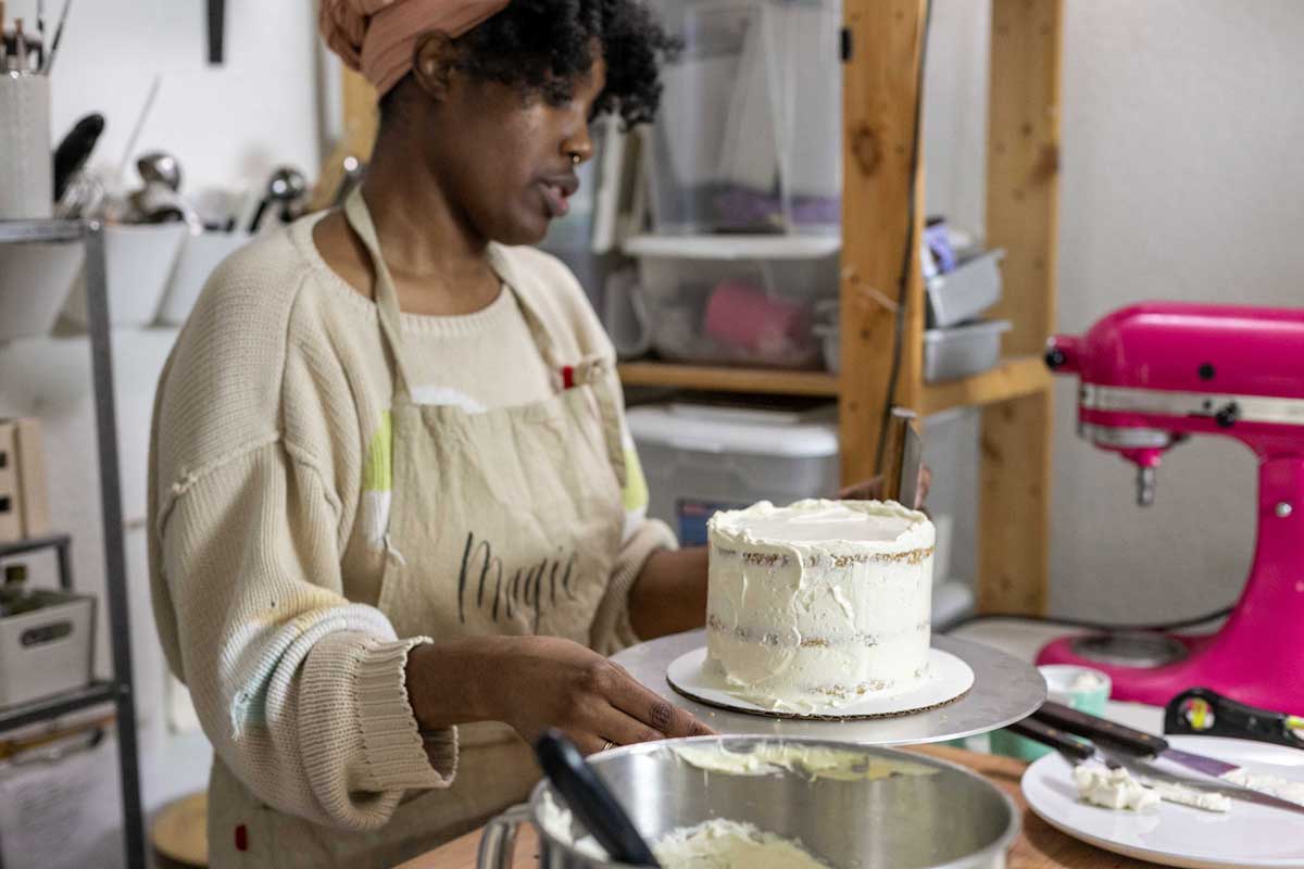 Covering whole cake in buttercream