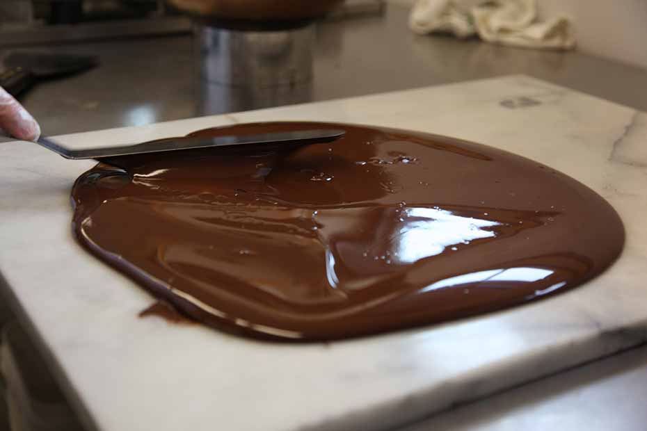 Tempering chocolate: tabliering method